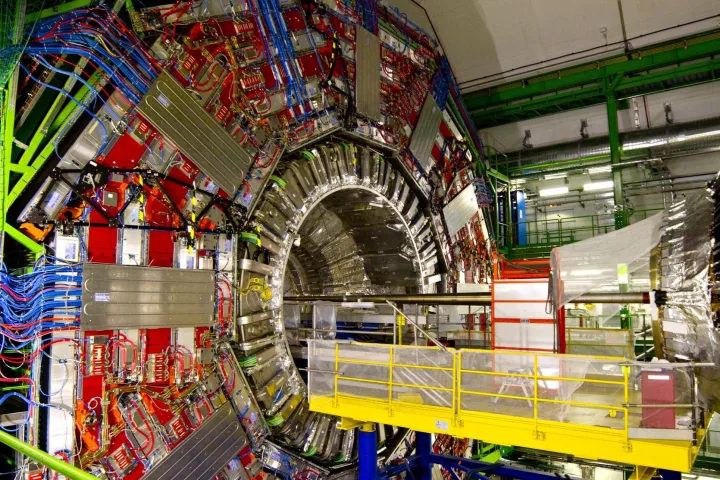 Una collisione di particelle che rappresenta materia e antimateria