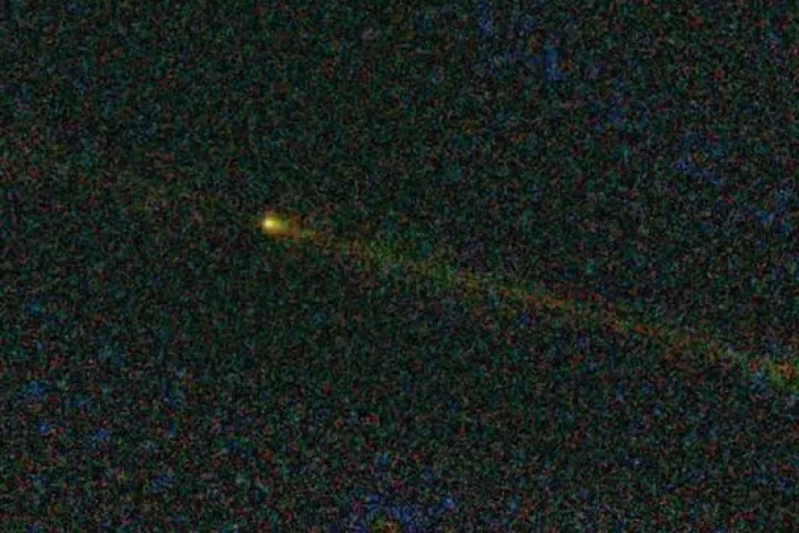 Una cometa con la sua caratteristica coda luminosa