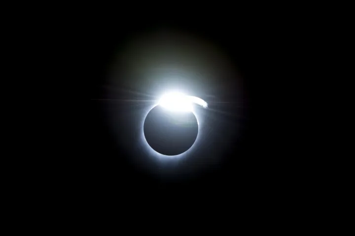 La corona solare visibile durante un'eclissi totale