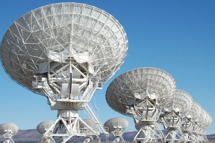 Un array di radiotelescopi che scruta il cielo