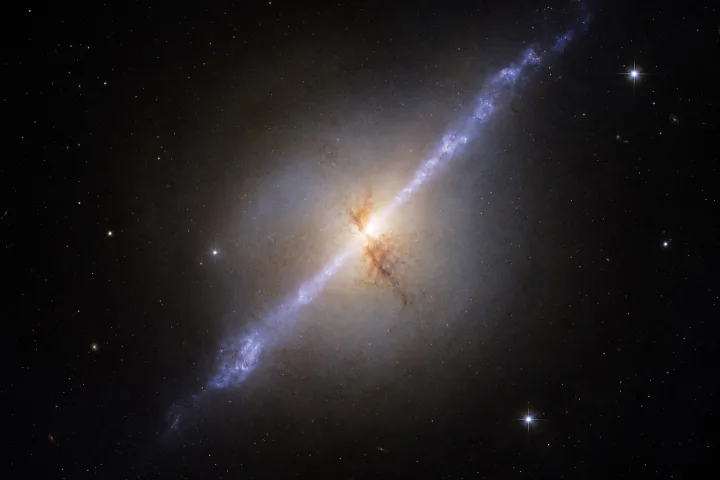 Nucleo luminoso di una galassia attiva con getti di energia