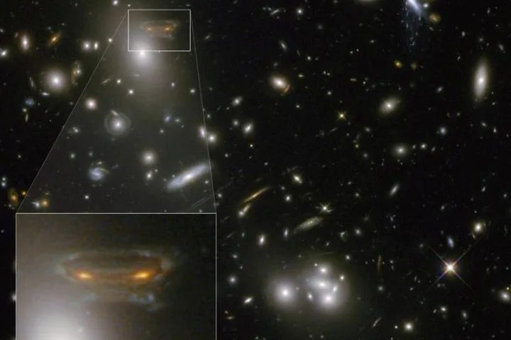 Archi luminosi di galassie distorte da lente gravitazionale, immagine reale telescopio spaziale