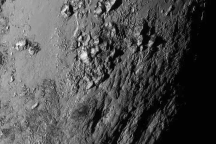 La superficie ghiacciata di Plutone fotografata da New Horizons