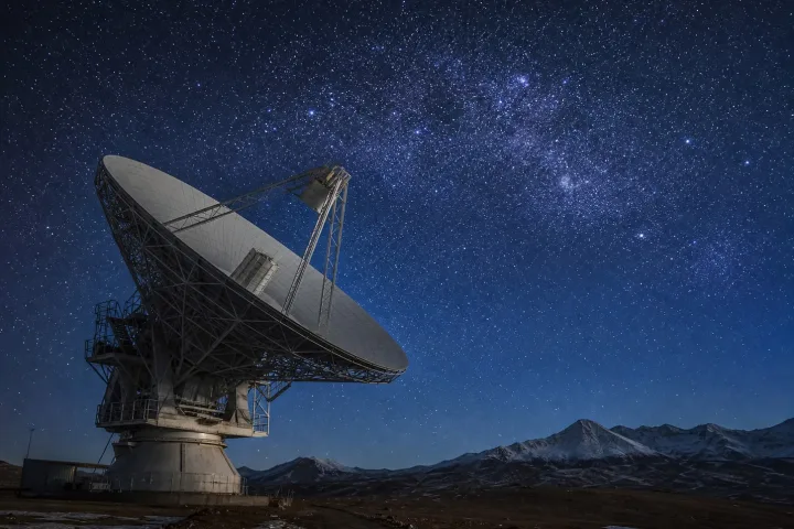 Antenna radiotelescopio puntata verso il cielo stellato, fotografico realistico