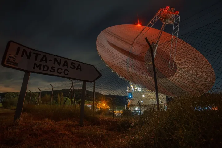 Un radiotelescopio impegnato nell'ascolto del cosmo