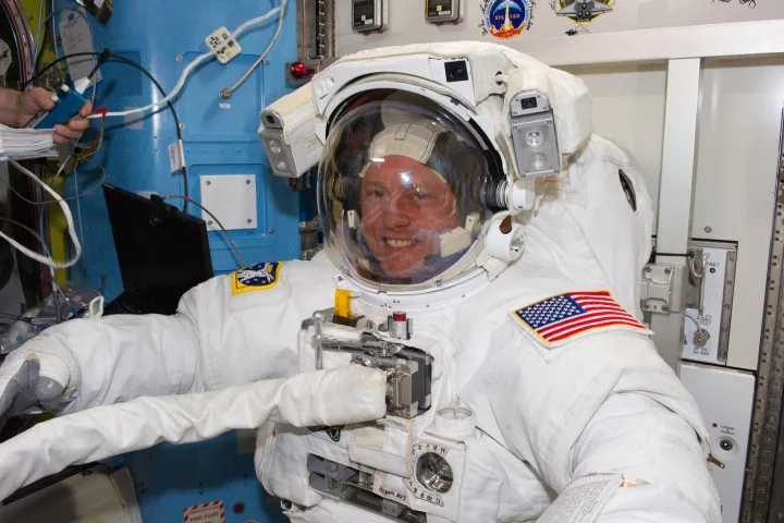 Astronauta con tuta spaziale durante una passeggiata spaziale, fotografico realistico