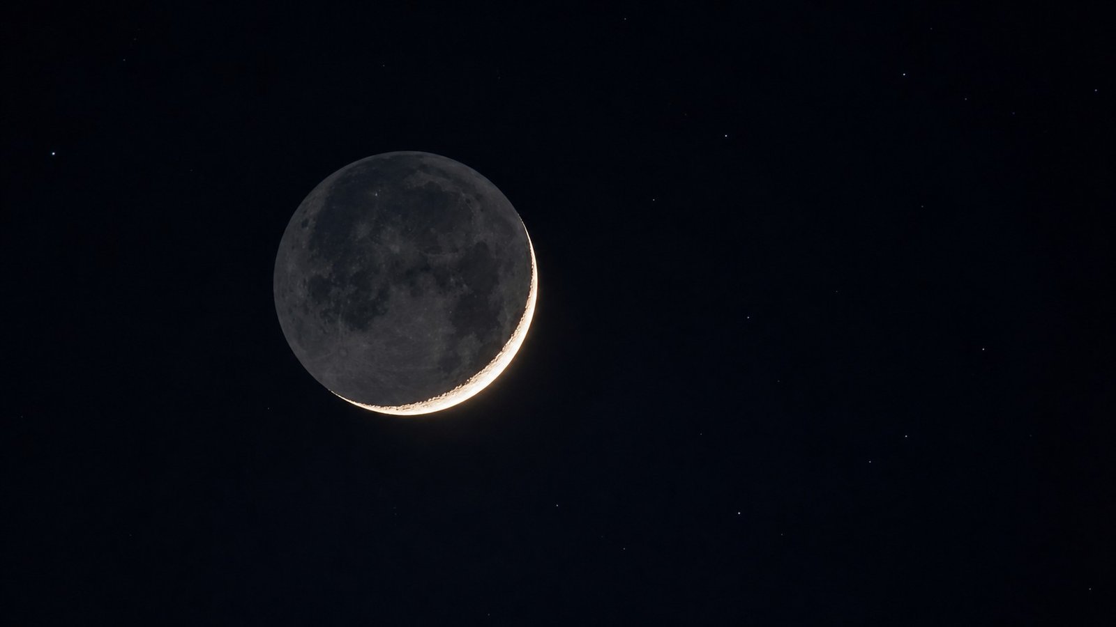 La luce cinerea: la Luna intera anche a falce