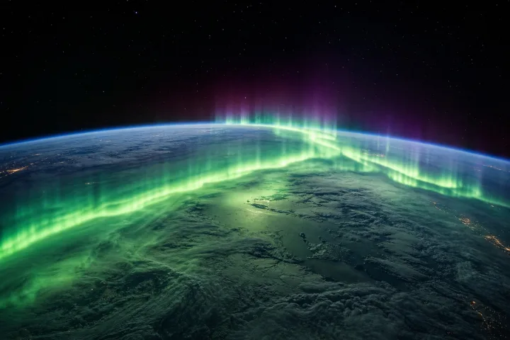 Aurora boreale vista dall'orbita terrestre dall'alto, fotografico realistico