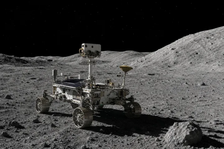 Rover lunare sulla superficie del lato nascosto della Luna, immagine scientifica realistica