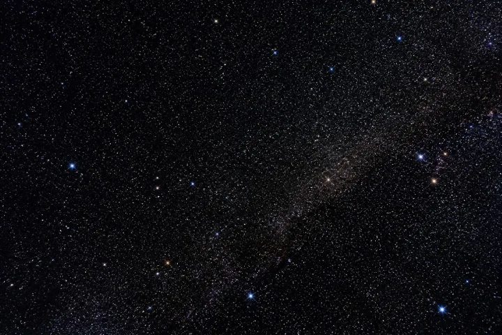 Cielo notturno stellato scuro, fotografico realistico, rappresentazione del paradosso di Olbers