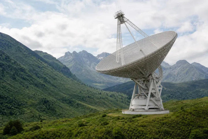 Grande radiotelescopio in una valle silenziosa, fotografico realistico