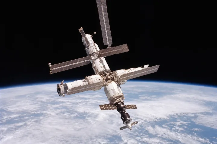 Stazione spaziale Mir in orbita terrestre, immagine reale storica NASA