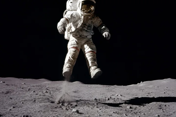 Un astronauta che salta sulla superficie lunare grazie alla gravità ridotta della Luna