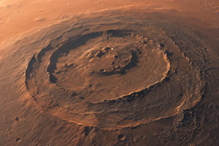 Vista ravvicinata della caldera sommitale del vulcano Olympus Mons su Marte, immagine scientifica dettagliata