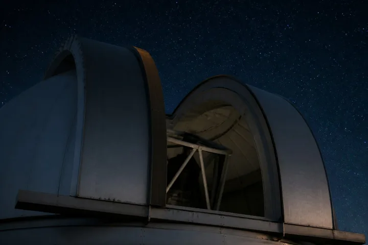 L'osservatorio astronomico Vera Rubin sulle montagne cilene sotto un cielo stellato, immagine reale