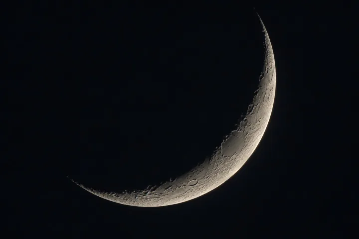 Confronto tra l'aspetto della Luna crescente vista dall'emisfero nord e dall'emisfero sud della Terra